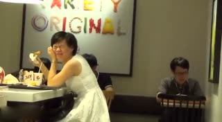 音痴当众大声唱歌（带上耳机世界就是你的）