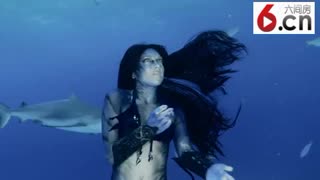 太拼命啦！美女舞蹈家与鲨共舞