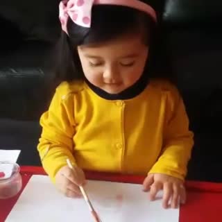 宝贝放假和妈妈在家，当然少不了画画了，前不久学了画直线，今天来练习下吧。？？？