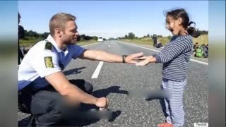 丹麦警察与叙利亚小女孩玩游戏感动网友