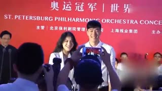 刘翔被传婚变后首次露面 微笑与陈奕迅妻子合影