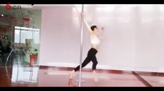 美女炫酷钢管舞