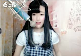 《坐在巷口的那对男女》紧紧的抱在一起~