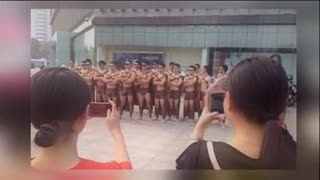斯巴达勇士现身江苏街头 女性观众驻足围观