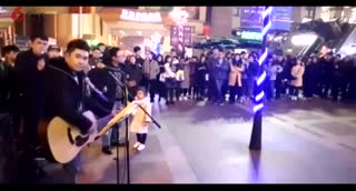 街头艺人深情献唱情歌《一生所爱》旁边的小妹妹亮了