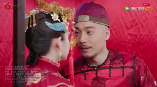 温柔新娘为相公粘贴吴太感康，洞房花烛情意浓浓