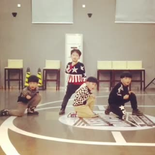 萌萌哒的四个小正太