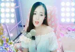美女给你唱一首《当爱再靠近》，哎哟，不错哦！