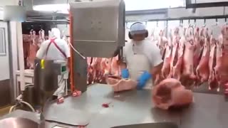开挂民族的日常，整只冻猪10秒多就被大卸八块