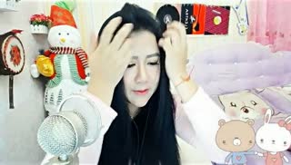 我嘴里叼着香烟走在街上~脑海之中冲了许多幻想