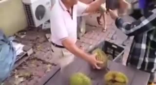 实拍彪悍大叔徒手砸开榴莲