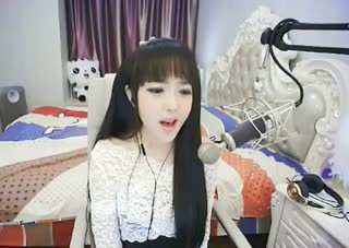 如今谈的男朋友~却拉上别人的手~