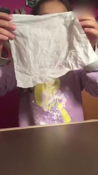 请一定瞪大眼睛仔细看！完全想不到！被小姑娘高超的魔术技艺彻底惊呆！
