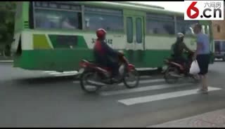 看下越南人怎么过马路，桑不起啊！