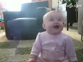 搞笑 这宝宝笑点太低了 看狗狗吃食物也笑