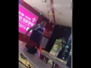 可恶！禽兽父亲狂殴辱骂女儿 连扇耳光下手狠毒