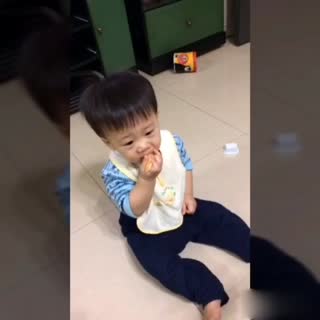 萌宝宝被这酸爽的