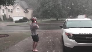 童真的美好！老外爸爸带孩子第一次见识下雨，感觉暖暖的