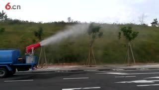 张娟家的洒水车喷雾作业