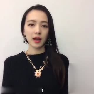 女神教你搭配各种不同项链与毛衣