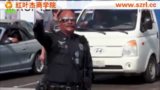 墨西哥：看交警爷爷Rock 迈克尔杰克逊，边指挥交通边跳舞_高清