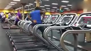 黑人青年玩转跑步机 原来跑步机可以这么用