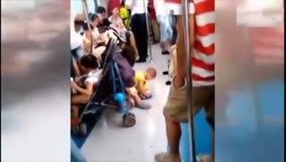 实拍幼童北京地铁上大便 女乘客迅速起身远避