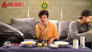 这群直男演出了奥斯卡级拟音大戏，而这一番周折只不过是骗自己的女朋友而已