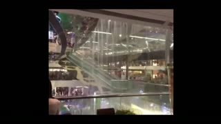 香港遭遇罕见冰雹 又一城流瀑布