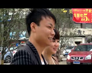 奇葩男为求爱，在闹市送神秘大礼