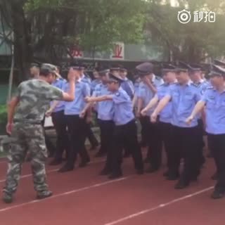 这警察打枪会不会也不协调